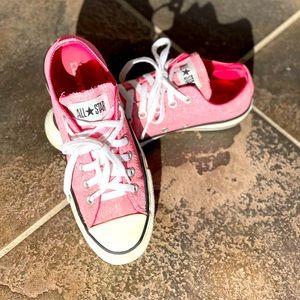 Pink all star converse women’s shoes lightly worn great condition